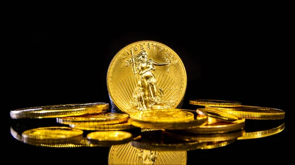 Edelmetall, vor allem Gold ist die Möglichkeit, Wohlstand zu erhalten — Stockfoto