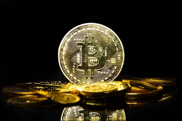 Closeup Των Bitcoin Χρυσό Κέρμα Μαύρο Φόντο Πολλά Χρυσά Νομίσματα — Φωτογραφία Αρχείου