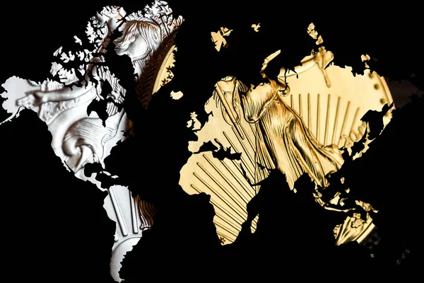 Doppia esposizione con mappa del mondo e aquila americana dorata e argentata — Foto Stock