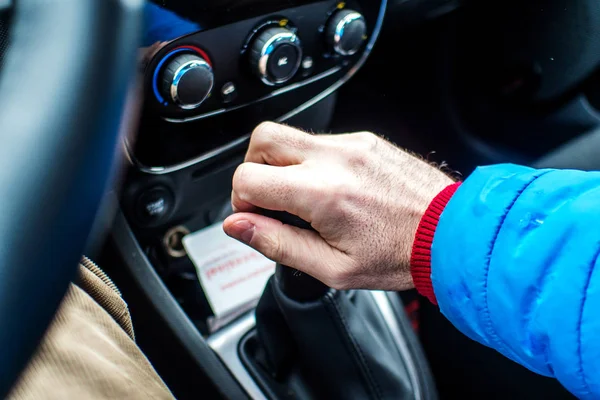 Mudar a engrenagem do carro manualmente com a mão direita — Fotografia de Stock