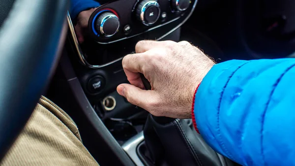 Mudar a engrenagem do carro manualmente com a mão direita — Fotografia de Stock
