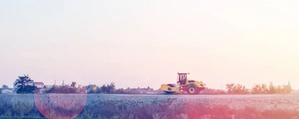 Más de cerca el sitio de construcción mientras se construye una carretera —  Fotos de Stock