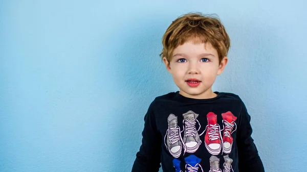 Чарівний маленький трирічний хлопчик з милим виразом обличчя — стокове фото