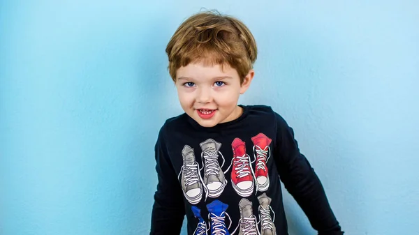 Αξιολάτρευτο μικρό τριών ετών αγόρι με χαριτωμένο έκφραση προσώπου — Φωτογραφία Αρχείου