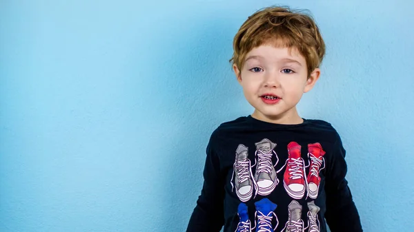 Adorabile piccolo ragazzo di tre anni con espressione viso carino — Foto Stock