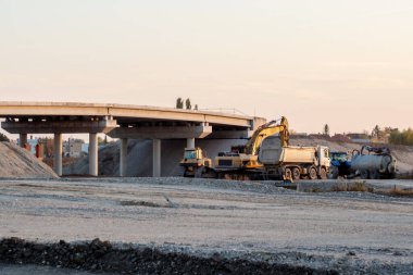 Bir otoyol inşa ederken inşaat alanına daha yakından bak