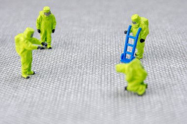 İtfaiyeciler gibi giyinmiş minyatür heykelciklere yakın çekim.