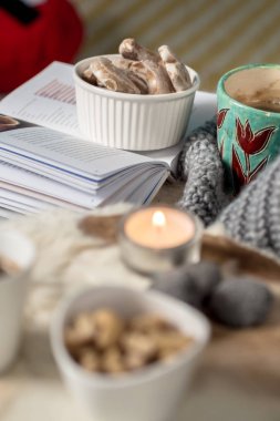 Konforlu ev konsepti, Danimarka kızlık zarı stili ve mutlu yaşam sanatı.