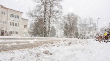 Şiddetli kar yağışı ve Avrupa 'da çok fazla karla kaplı arabalar., 