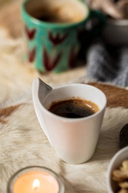 Konforlu ev konsepti, Danimarka kızlık zarı stili ve mutlu yaşam sanatı.