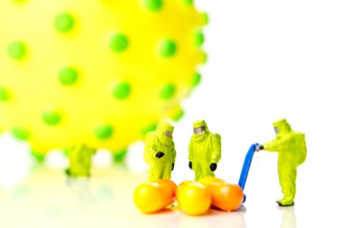 Ekip, beyaz arka planda çok tehlikeli ölümcül virüse karşı teşhis ve eyleme hazırlanıyor.