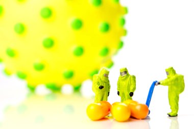 Ekip, beyaz arka planda çok tehlikeli ölümcül virüse karşı teşhis ve eyleme hazırlanıyor.