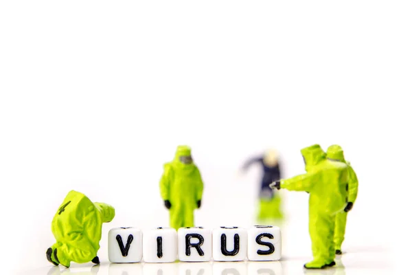 Laget förbereder sig för diagnos och åtgärder mot mycket farliga dödliga virus typ på vit bakgrund — Stockfoto