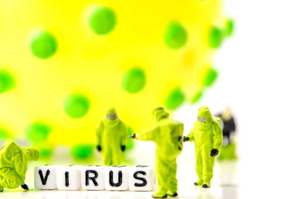 Laget förbereder sig för diagnos och åtgärder mot mycket farliga dödliga virus typ på vit bakgrund — Stockfoto