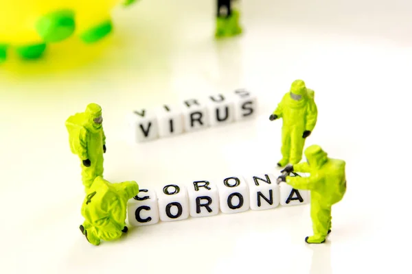 Närbild Stora Koronavirus Med Ett Team Speciella Medicinska Krafter Miniatyrfigurer — Stockfoto