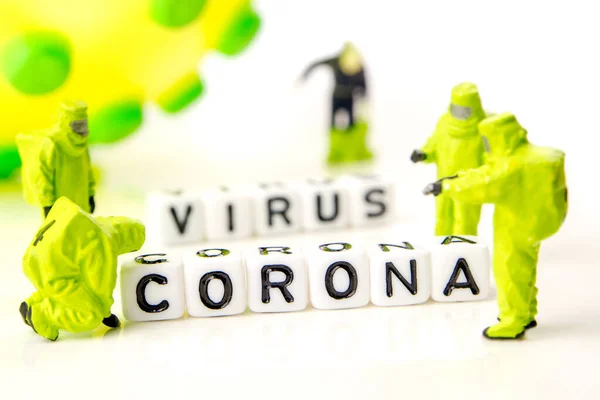 Primer Plano Del Virus Corona Grande Con Equipo Figuras Miniatura — Foto de Stock