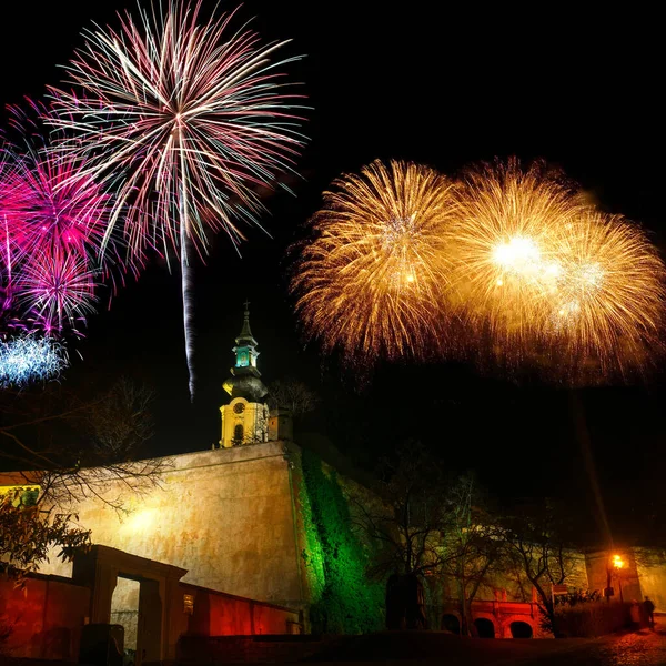 Soumrak Pohled Osvětlený Hrad Nitra Dramatickým Nočním Panoramatem Ohňostrojem Noci — Stock fotografie