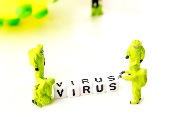 Närbild Stora Koronavirus Med Ett Team Speciella Medicinska Krafter Miniatyrfigurer — Stockfoto