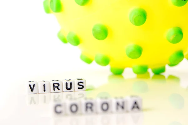 少しコピースペースのある白い背景のテキストを持つ非常に危険なウイルスタイプのモデル — ストック写真