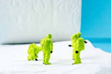 Tuvalet kağıdının temizliğini kontrol eden minyatür figürlerden oluşan bir takım. Bir evdeki tuvaleti ve diğer kirli yerleri dezenfekte etmek çok önemli.