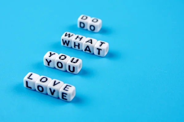 Små Vita Tärningar Bildar Text Göra Vad Älskar Som Positiv — Stockfoto