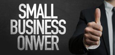 Siyah takım elbiseli adam.