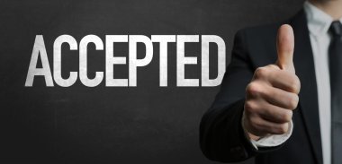 Siyah takım elbiseli adam.