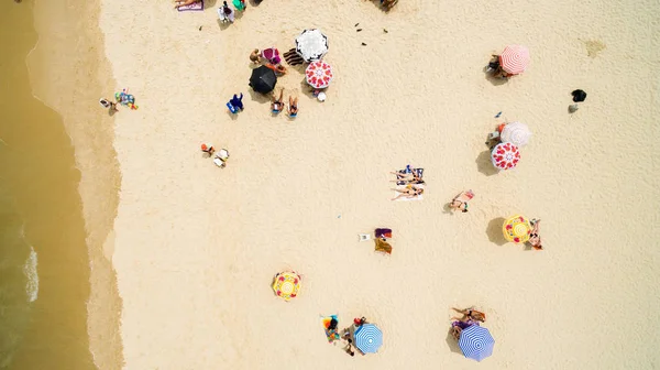 Vista superior de los paraguas en una playa de Copacabana, Río de Janeiro, Brasil — Foto de Stock