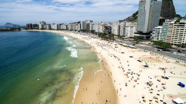 Vista superior de los paraguas en una playa de Copacabana, Río de Janeiro, Brasil —  Fotos de Stock