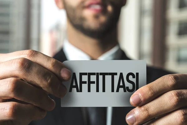 Geschäftsmann hält Papier mit Schild — Stockfoto