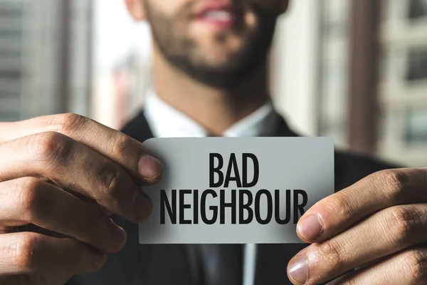 Geschäftsmann hält Papier mit Schild — Stockfoto