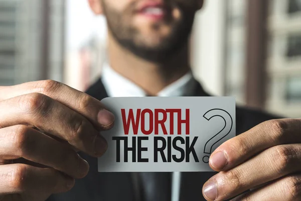 Papier met teken het risico waard? — Stockfoto