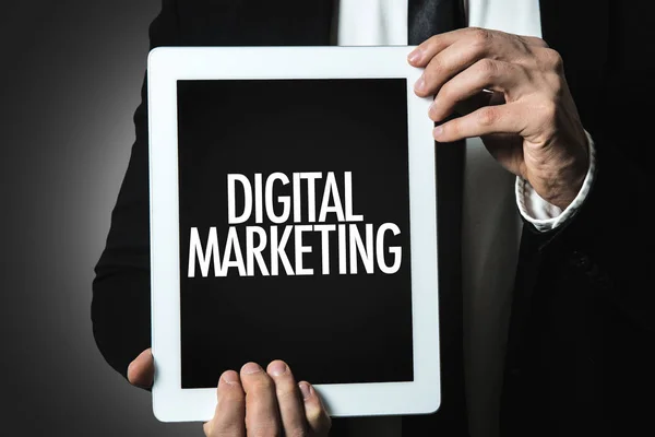 Tablet mit Aufschrift digitales Marketing — Stockfoto