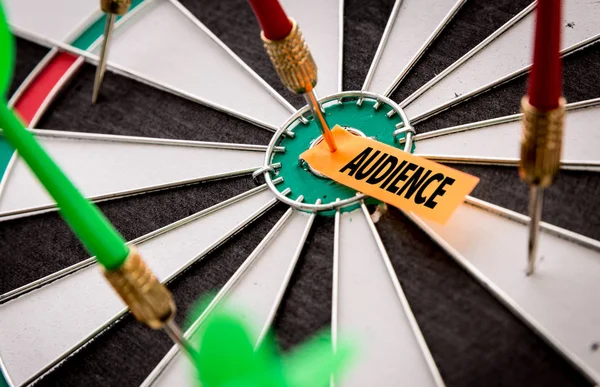 Darts target met tekst publiek — Stockfoto