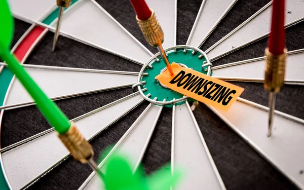 Darts-Zielscheibe mit Aufschrift Downsizing — Stockfoto