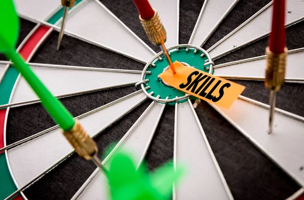 Darts target met opschrift skills — Stockfoto