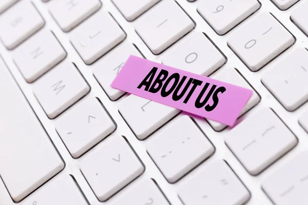 Keyboard and pink sticker — Stock Photo, Image