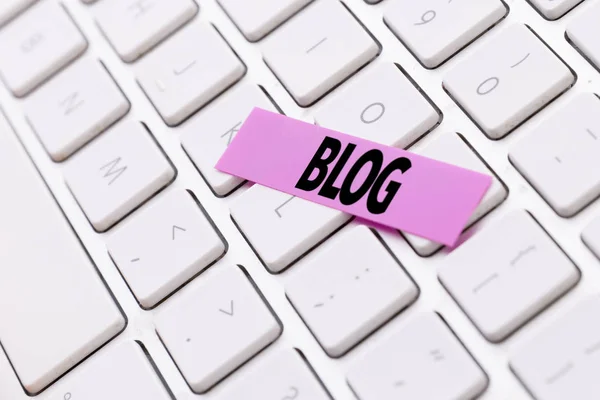 Keyboard and pink sticker — Stock Photo, Image