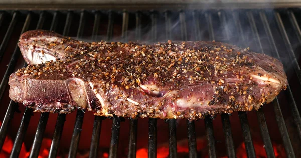 Cocción de costilla corta en la parrilla —  Fotos de Stock