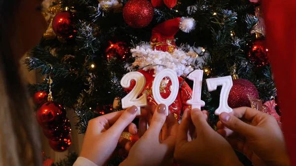 Par fira jul och gott nytt år 2017 — Stockfoto