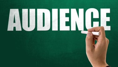 işareti seyirci kara tahta üzerinde