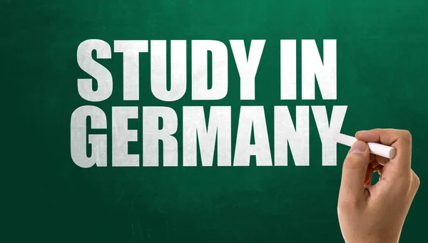 Logga studie i Tyskland på svarta tavlan — Stockfoto