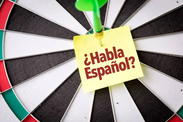 Dart mål med inskriptionen habla espanol — Stockfoto