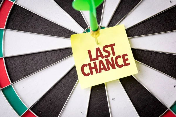Darts-Zielscheibe mit Aufschrift letzte Chance — Stockfoto