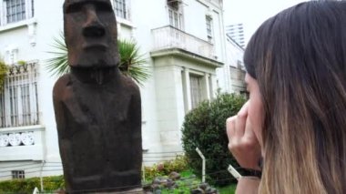 Moai heykel Via del Mar, Şili fotoğraflarını genç kadın fotoğrafçı