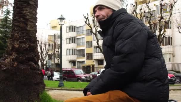 Vieil homme chilien sur le parc — Video