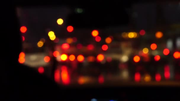 Conducción en coche por la noche - Luces borrosas — Vídeo de stock