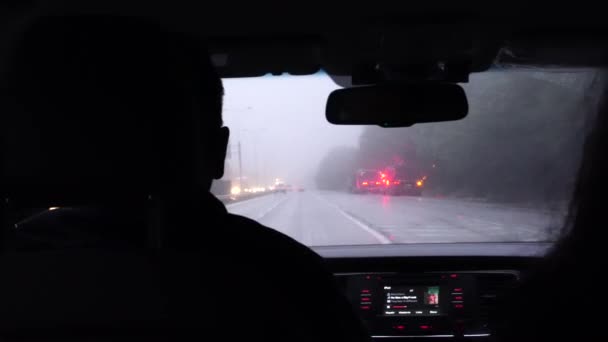 Водіння POV в дощовий день - інтер'єр автомобіля — стокове відео