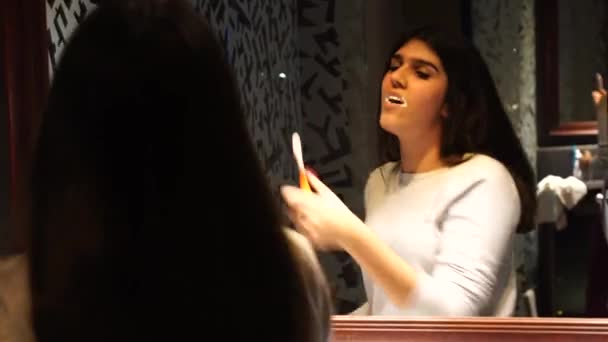 Teenager tanzen und singen beim Zähneputzen am Spiegel — Stockvideo