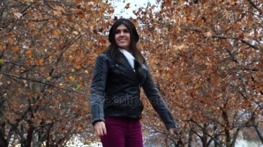 Genç genç sonbahar Park üzerinde eğleniyor